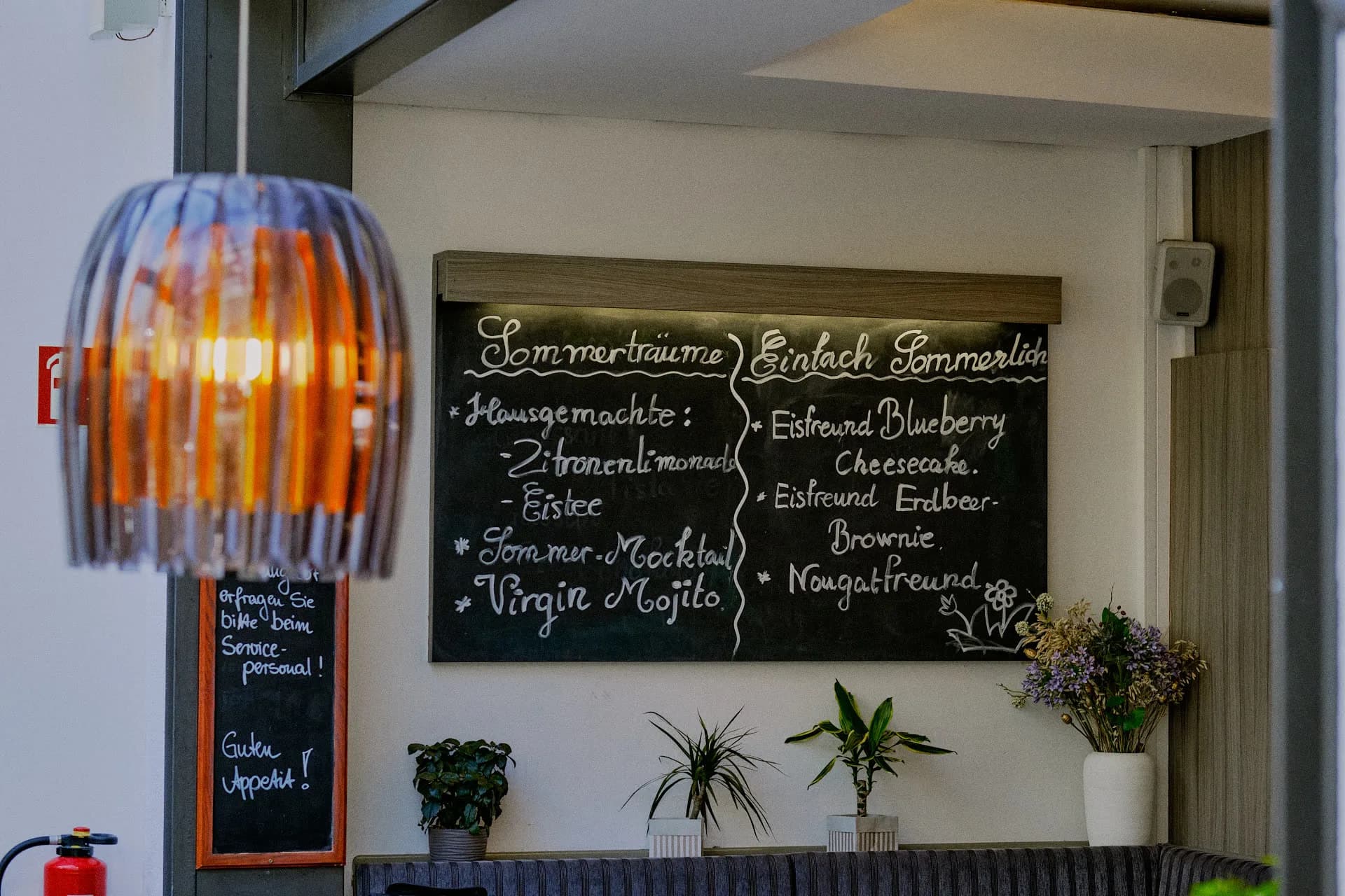 Sommerkarte an der Tafel im Innenraum