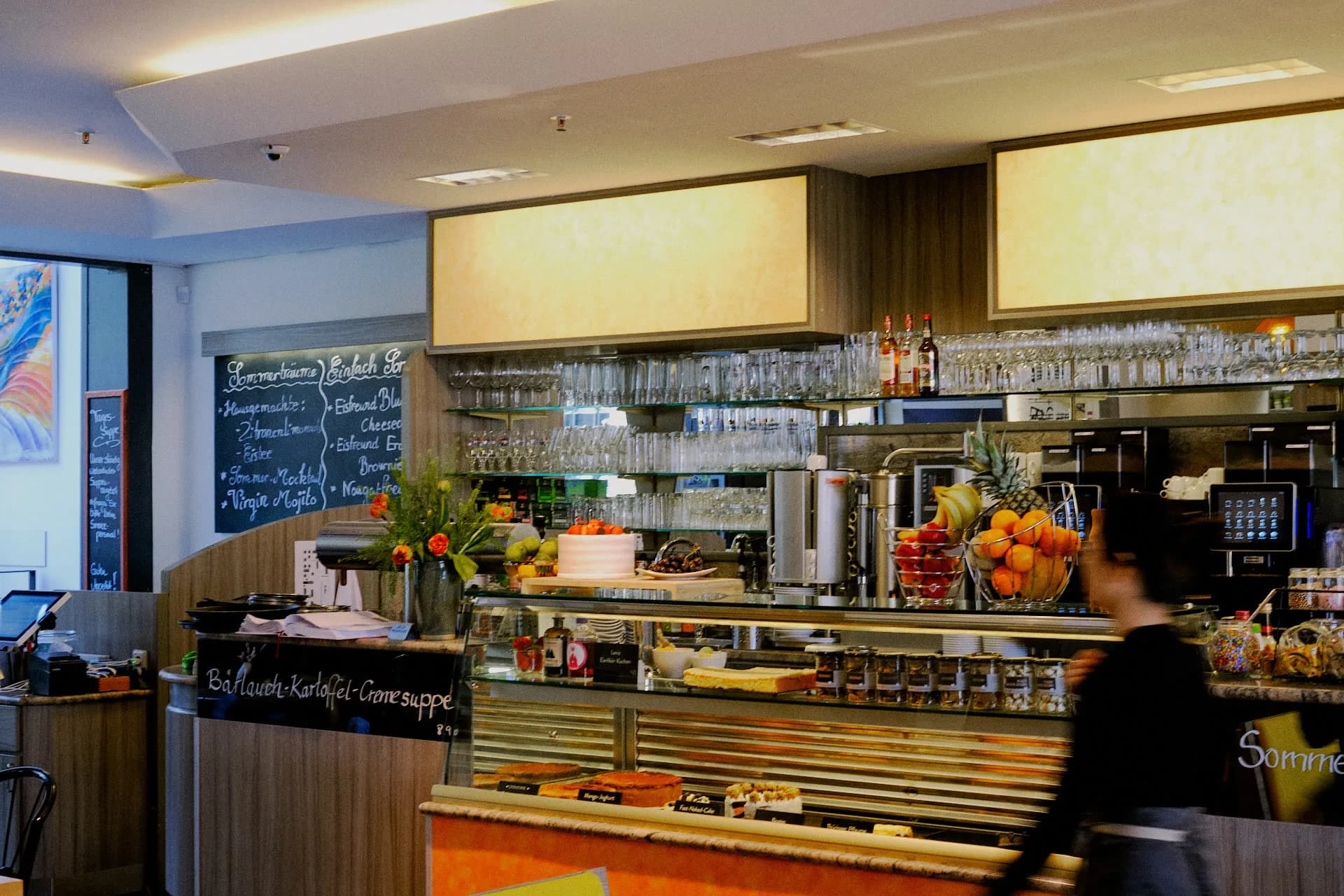 Verkaufstresen mit Kaffeebar im Innenraum