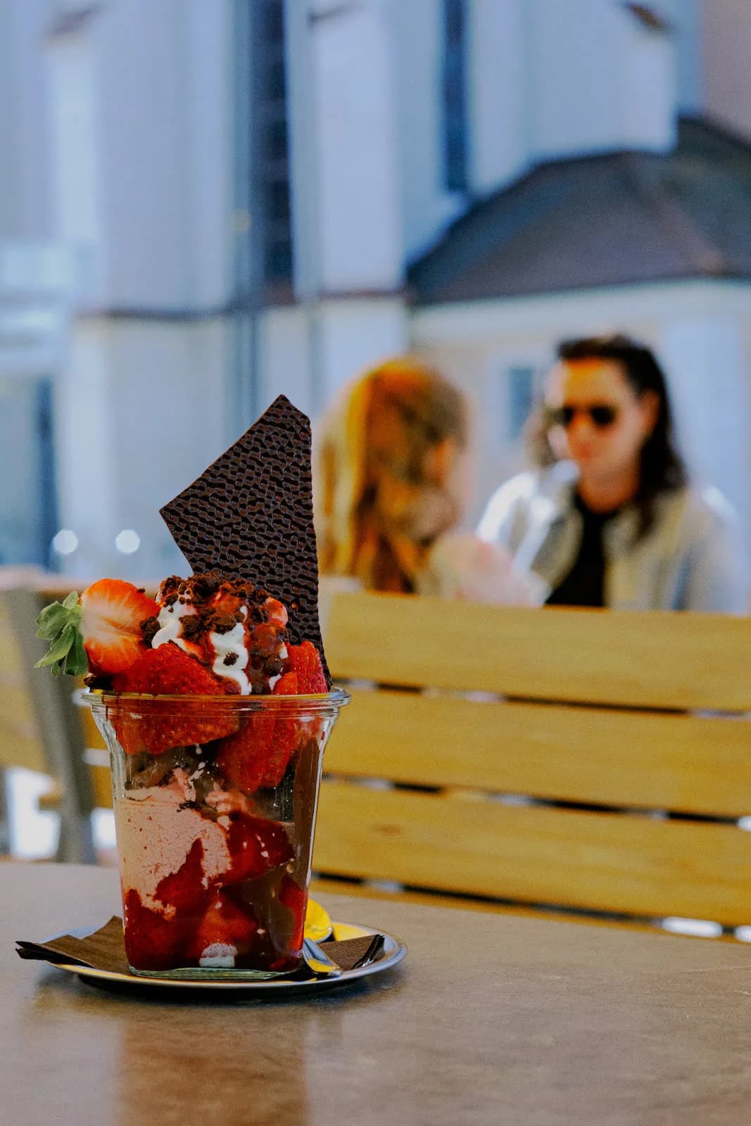 Eisbecher Erdbeerfreund mit frischen Erdbeeren