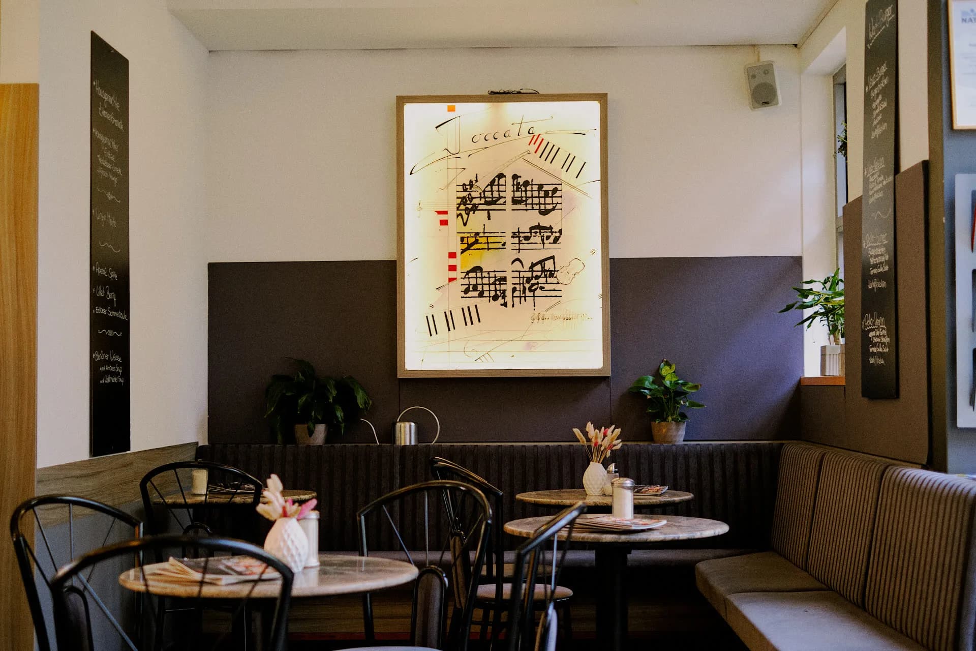 Gemütliches Café-Interior mit Steinwänden, Holzbalken und warmem Licht